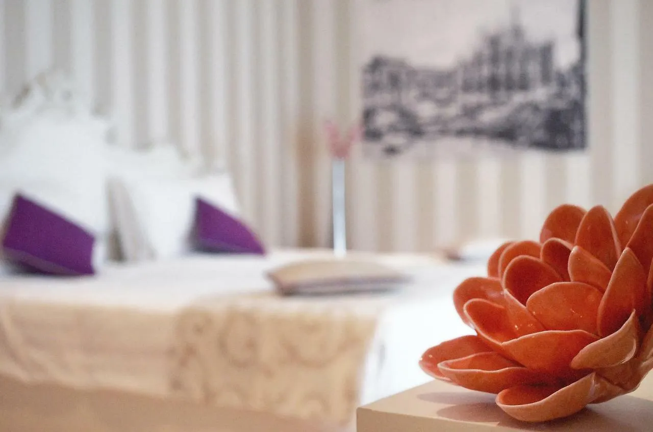 Rooms Milano Duomo 2*, מילאנו