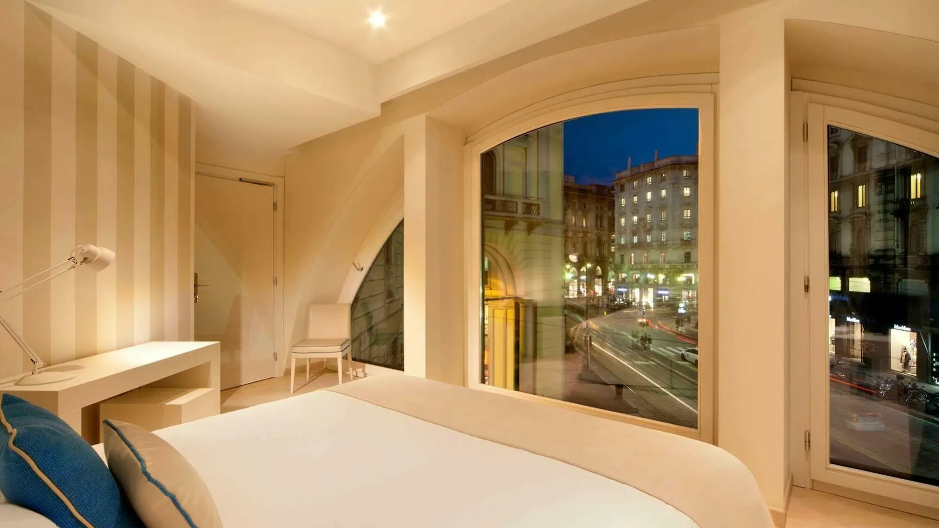 Rooms Milano Duomo 2*, מילאנו